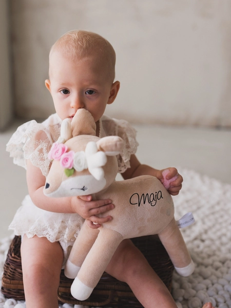 Pluszowa Sarenka z kolorowym wianuszkiem