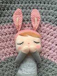 Lalka Metoo w szarej sukience