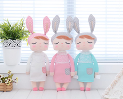 Lalka Metoo w białej sukience