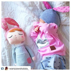 Lalka Metoo w szarej sukience