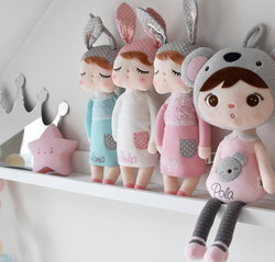 Lalka Metoo w białej sukience