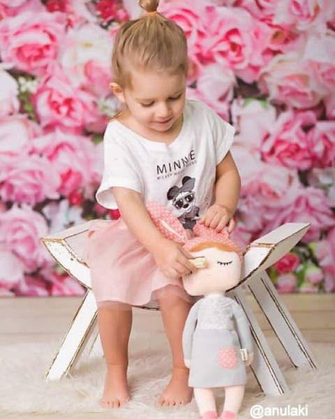 Lalka Metoo w szarej sukience