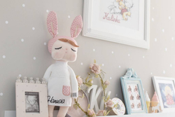 Lalka Metoo w białej sukience