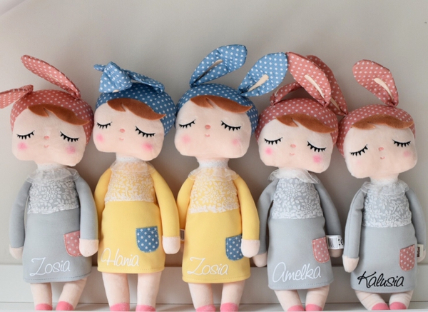 Lalka Metoo w szarej sukience