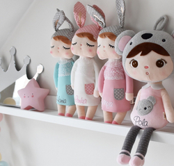 Lalka Metoo w białej sukience