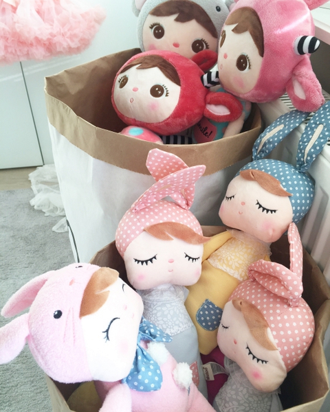 Lalka Metoo w szarej sukience