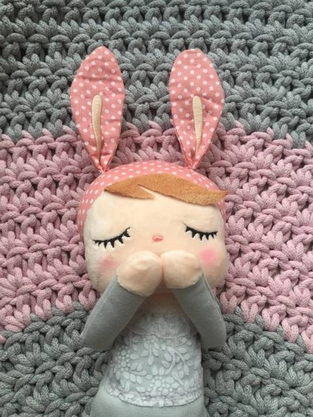 Lalka Metoo w szarej sukience