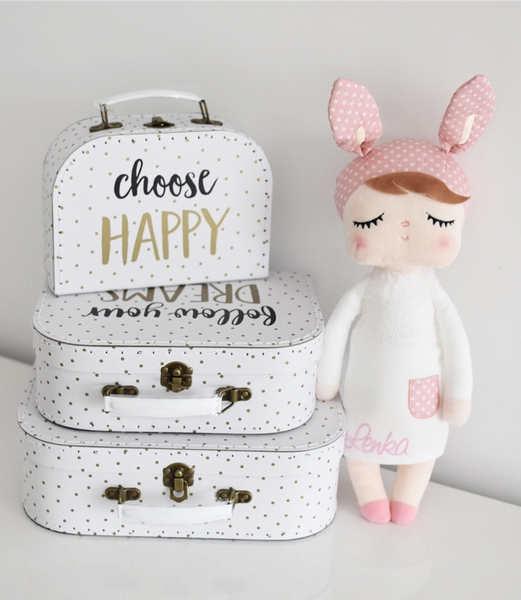 Lalka Metoo w białej sukience