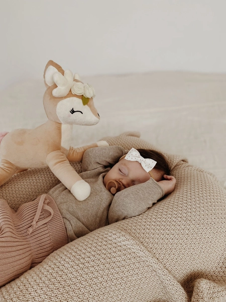 Pluszowa Sarenka z kremowym wianuszkiem - Duża