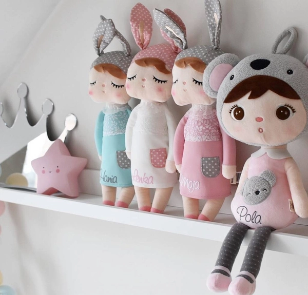 Lalka Metoo w białej sukience