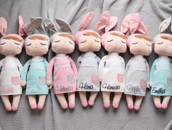 Lalka Metoo w białej sukience