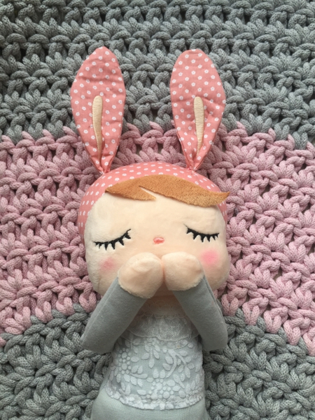 Lalka Metoo w szarej sukience