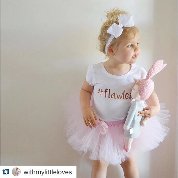 Lalka Metoo w szarej sukience