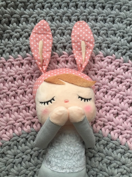 Lalka Metoo w szarej sukience