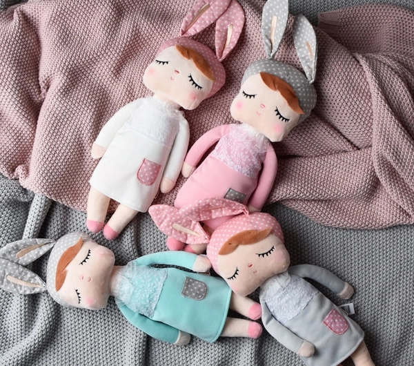 Lalka Metoo w białej sukience