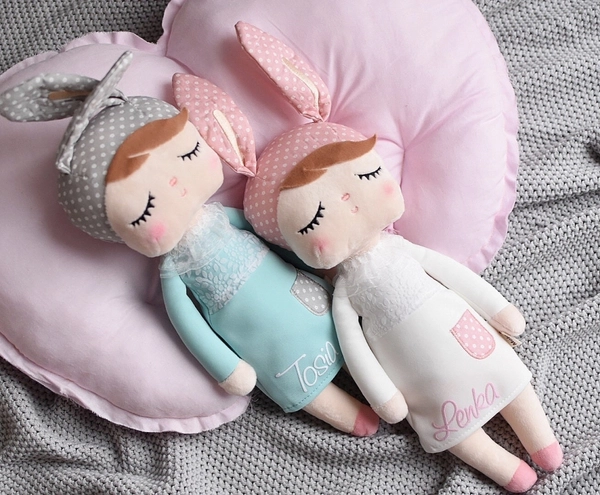 Lalka Metoo w miętowej sukience