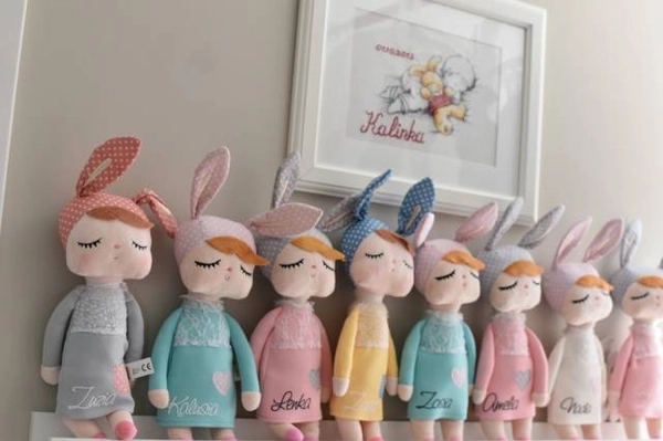 Lalka Metoo w żółtej sukience