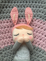 Lalka Metoo w szarej sukience