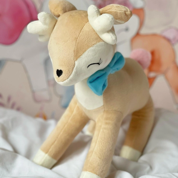 Pluszowa Sarenka z niebieską kokardką