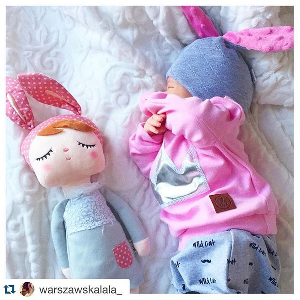 Lalka Metoo w szarej sukience