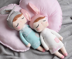 Lalka Metoo w miętowej sukience