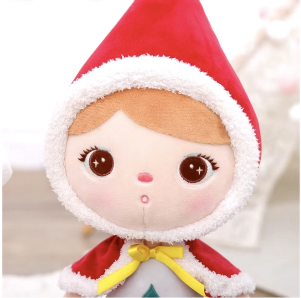 Świąteczna lalka Metoo w zielonej spódniczce