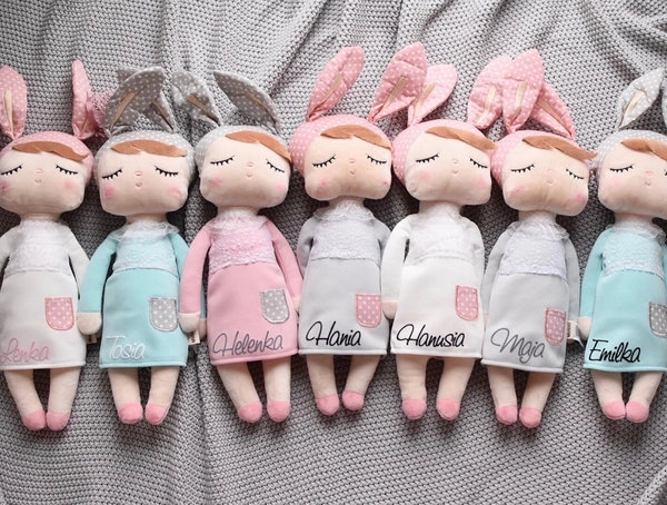 Lalka Metoo w białej sukience