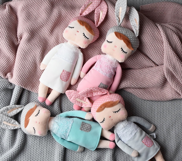 Lalka Metoo w białej sukience