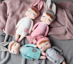 Lalka Metoo w miętowej sukience