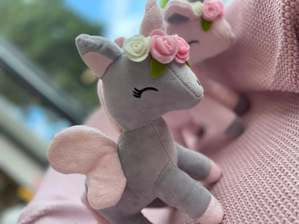 Pluszowy Jednorożec z wianuszkiem rozmiar M- Szaro/Różowy