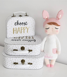 Lalka Metoo w białej sukience