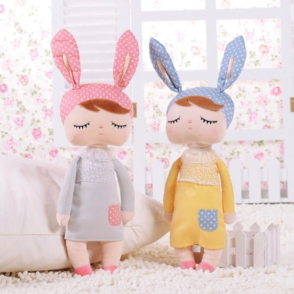 Lalka Metoo w szarej sukience