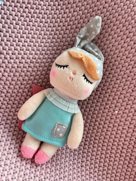 Mini Lalka Metoo z uszkami w miętowej sukience