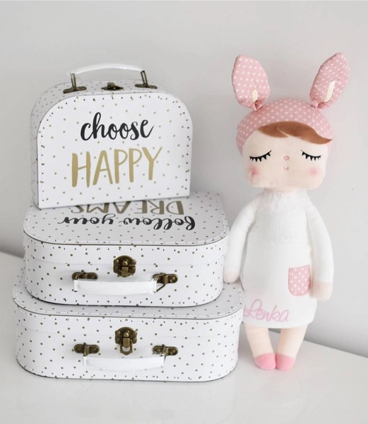 Lalka Metoo w białej sukience