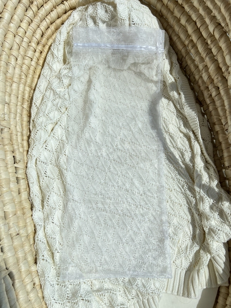 Biały woreczek prezentowy z organzy – do lalek Angela w sukience (20× 50 cm)