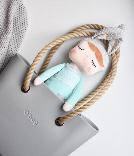 Lalka Metoo w miętowej sukience