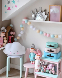 Lalka Metoo w białej sukience