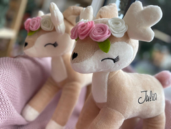 Pluszowa Sarenka z kolorowym wianuszkiem