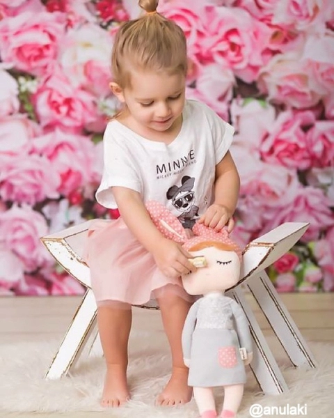 Lalka Metoo w szarej sukience