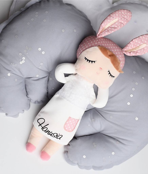 Lalka Metoo w białej sukience