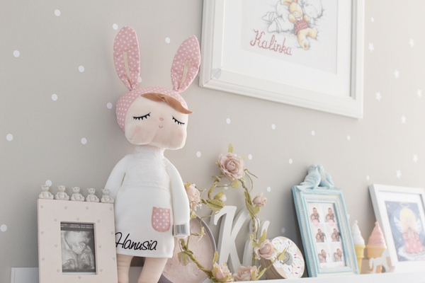 Lalka Metoo w białej sukience