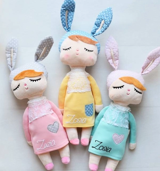 Lalka Metoo w żółtej sukience