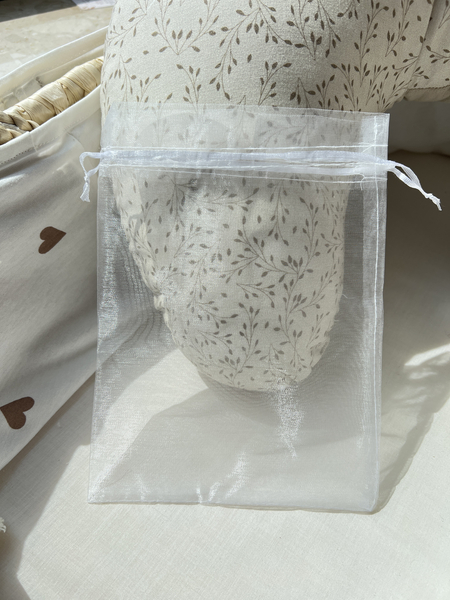 Biały woreczek prezentowy z organzy – rozmiar S (17 × 23 cm)