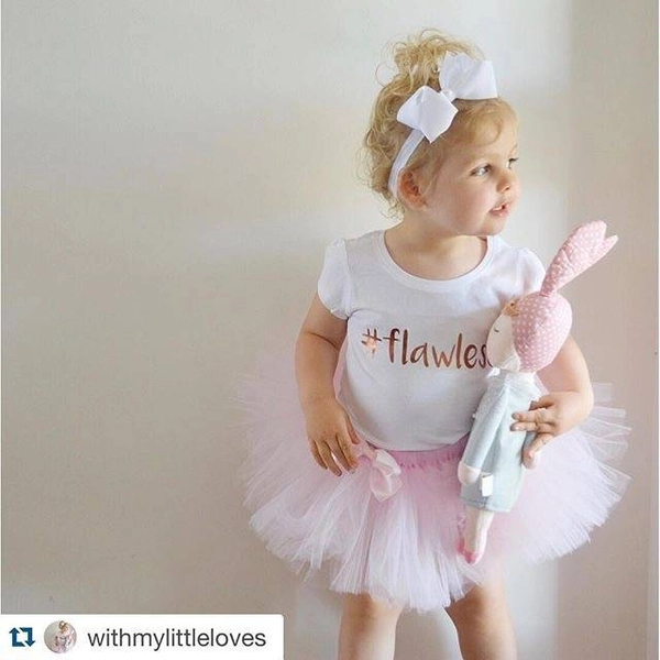 Lalka Metoo w szarej sukience