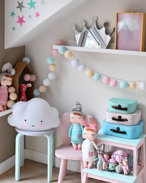 Lalka Metoo w białej sukience