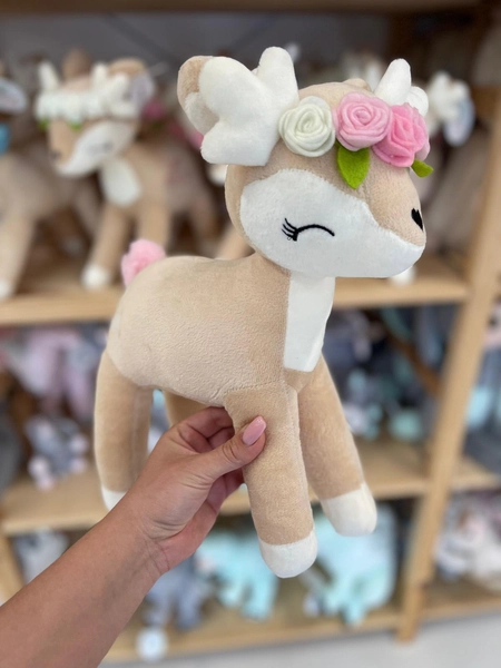 Pluszowa Sarenka z kolorowym wianuszkiem