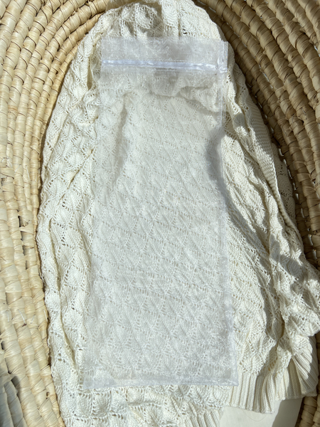 Biały woreczek prezentowy z organzy – do lalek Angela w sukience (20× 50 cm)