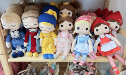 Biały woreczek prezentowy z organzy – do lalek Angela w sukience (20× 50 cm)