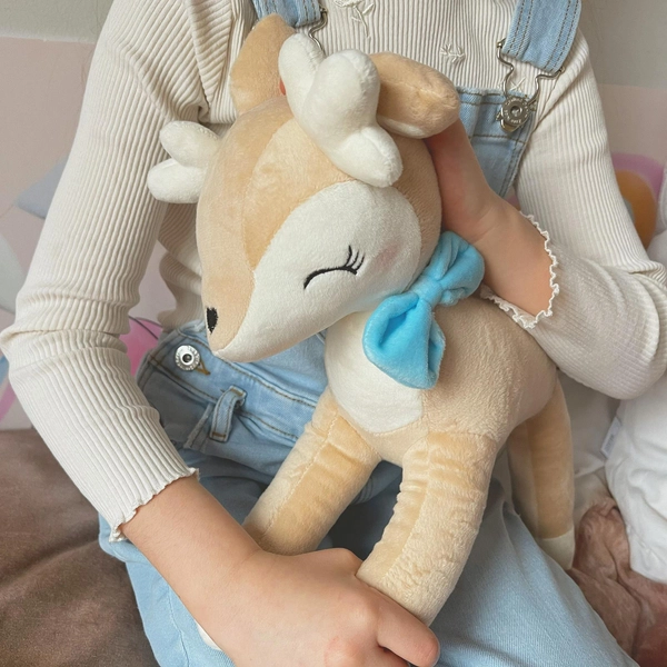 Pluszowa Sarenka z niebieską kokardką