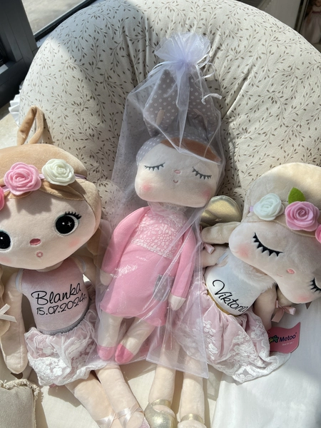 Biały woreczek prezentowy z organzy – do lalek Angela w sukience (20× 50 cm)